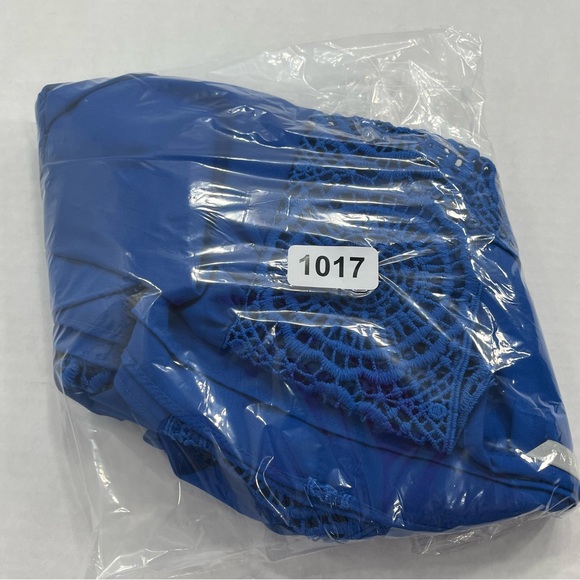 Valerie Steven’s women’s blue blouse - Picture 14 of 14